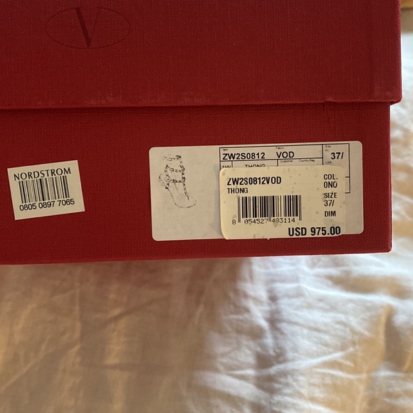 VALENTINO ROCKSTUD FLAT CALFSKIN SANDAL WITH STRAPS - Picture 8 of 11